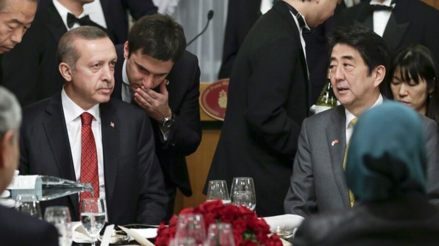 Turkey's Prime Minister Tayyip Erdogan (2nd L) talks with Japan's Prime Minister Shinzo Abe during a banquet hosted by Abe at the state guest house in Tokyo January 7, 2014. Turkish Prime Minister Tayyip Erdogan on Tuesday blamed Ankara's widening current-account deficit on large gas and oil imports and said the gap would not pose a threat to the country "for the next four or five years". REUTERS/Kimimasa Mayama/Pool (JAPAN - Tags: POLITICS) - RTX1754P