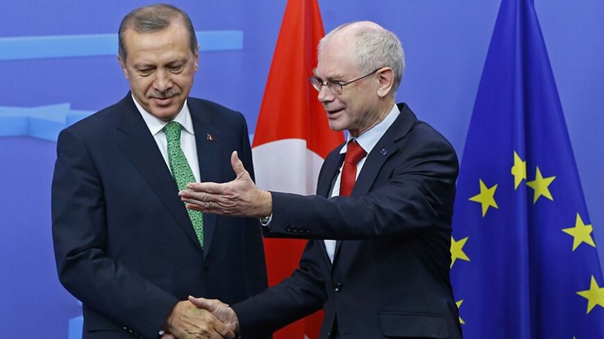Turkey's Prime Minister Tayyip Erdogan (L) shakes hands with European Union Council President Herman Van Rompuy as he is welcomed ahead of a meeting at the EU council headquarters in Brussels January 21, 2014.      REUTERS/Yves Herman (BELGIUM  - Tags: POLITICS) - RTX17NNJ