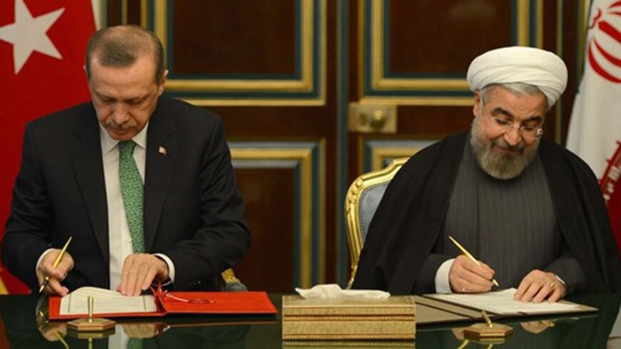 Başbakan Recep Tayyip Erdoğan, İran Cumhurbaşkanı Hasan Ruhani ile görüştü. Tahran'da resmi temaslarını sürdüren Başbakan Erdoğan, Sadabad Sarayı'nda gerçekleştirilen öğle yemeğinde, İran Cumhurbaşkanı Ruhani ile bir araya geldi. Başbakan Erdoğan, İran Cumhurbaşkanı Ruhani ile iki ülke arasında çeşitli alanlarda ikili işbirliği anlaşmaları imzaladı. (Kayhan Özer - Anadolu Ajansı)