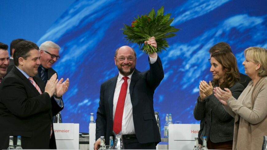 Martin Schulz waves after he was elected the Social Democratic Party (SPD)'s top candidate for the European Parliament elections, by a congress of SPD European Parliament delegates in Berlin January 26, 2014. Also pictured are party leader Sigmar Gabriel (2nd L), North Rhine-Westphalia State Premier Hannelore Kraft (R), German Integration Minister Aydan Oezoguz (2nd R) and German Foreign Minister Frank-Walter Steinmeier (3rd L).  REUTERS/Thomas Peter (GERMANY - Tags: POLITICS ELECTIONS) - RTX17V3E