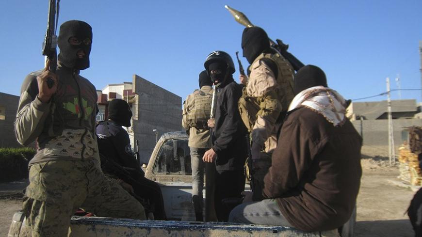 Masked Sunni Muslim gunmen patrol in the city of Falluja, 70 km (44 miles) west of Baghdad, February 8, 2014.  ISIL militants and other Sunni groups angered by the Shi'ite-led government overran Falluja and parts of the nearby city of Ramadi in the western province of Anbar on Jan. 1.   REUTERS/Stringer (IRAQ - Tags: CIVIL UNREST POLITICS CONFLICT) - RTX18FGA