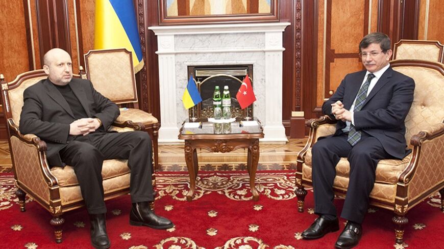 Turkey's Foreign Minister Ahmet Davutoglu (R) meets with Ukraine's interim President Oleksander Turchinov in Kiev March 1, 2014. REUTERS/Anastasia Sirotkina/Pool (UKRAINE  - Tags: POLITICS) - RTR3FUS8