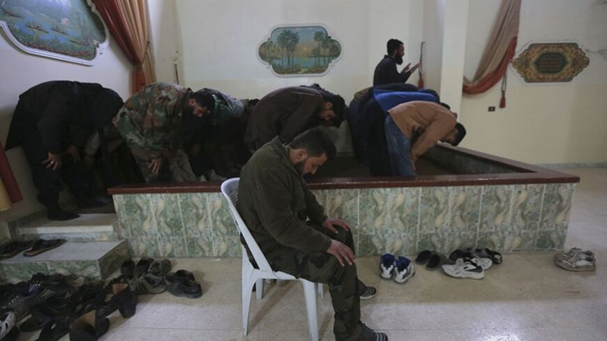 Fighters from Ahrar al-Sham brigade pray inside their base in Arbeen, in the eastern Damascus suburb of Ghouta, March 6, 2014. Picture taken March 6, 2014.  REUTERS/Bassam Khabieh (SYRIA - Tags: POLITICS CIVIL UNREST CONFLICT) - RTR3G5VJ