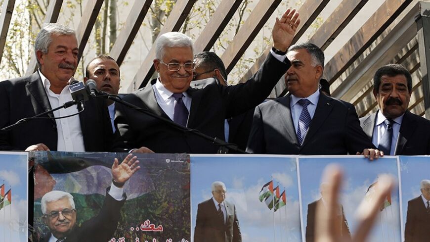Palestinian President Mahmoud Abbas (C) waves during a ceremony to welcome him upon his return from Washington, where he met U.S. President Barack Obama, in the West Bank city of Ramallah March 20, 2014. Abbas has asked Washington to mediate with Israel for the release of Marwan Barghouti, a Palestinian leader and possible presidential contender jailed a decade ago over a spate of suicide bombings. REUTERS/Mohamad Torokman (WEST BANK - Tags: POLITICS) - RTR3HVXX