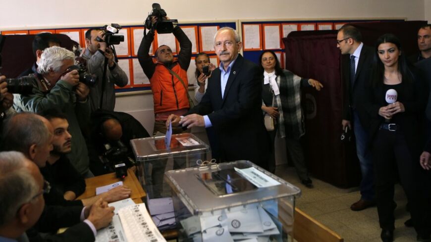 Main opposition Republican People's Party's (CHP) chief Kemal Kilicdaroglu casts his vote during municipal elections at a polling station in Ankara March 30, 2014.   REUTERS/Umit Bektas (TURKEY - Tags: POLITICS ELECTIONS) - RTR3J6RM