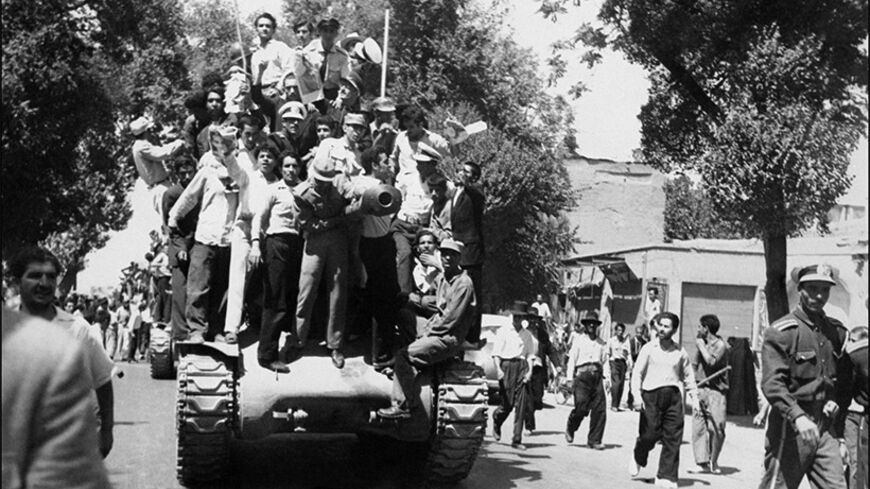 Les monarchistes et l'Armée iranienne fraternisent le 27 août 1953 à Téhéran après la réussite du coup d'Etat. Le Shah d'Iran est rentré d'Italie le 22 août, où il était en exil, après la réussite du coup d'Etat pour restaurer la monarchie.        (Photo credit should read /AFP/Getty Images)