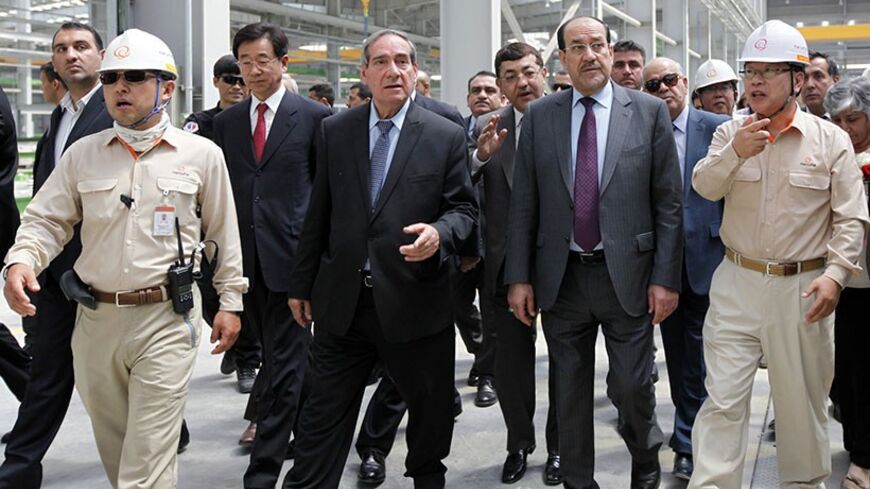 Iraqi Prime Minister Nouri al-Maliki (2nd R) visits a concrete plant for the Basmaya residential project in Baghdad April 16, 2014.   REUTERS/Ahmed Saad (IRAQ - Tags: POLITICS BUSINESS REAL ESTATE) - RTR3LHYV