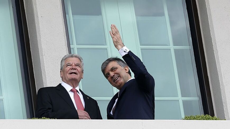 Turkey's President Abdullah Gul (R) and his German counterpart Joachim Gauck speak on a balcony of the Presidential Palace of Cankaya in Ankara April 28, 2014. REUTERS/Umit Bektas (TURKEY - Tags: POLITICS) - RTR3MW2W