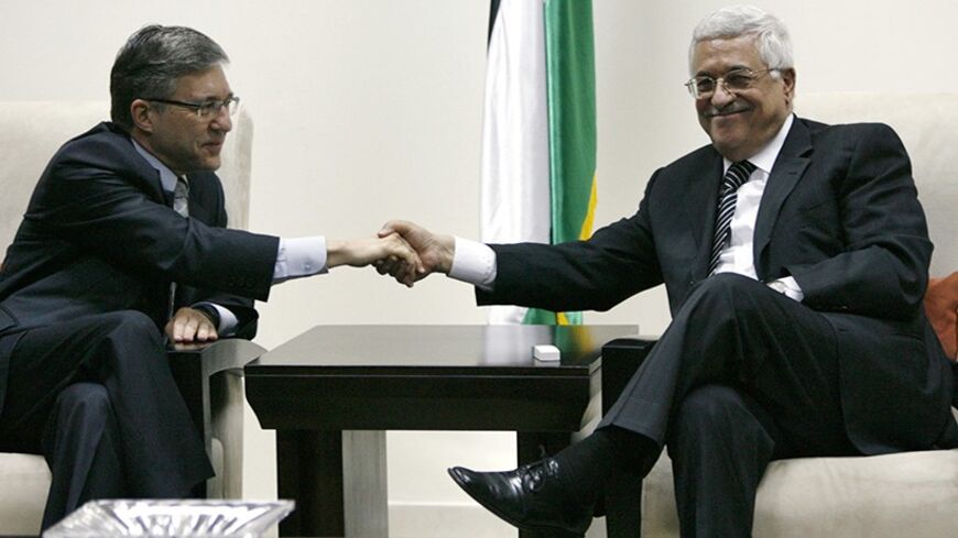 Palestinian President Mahmoud Abbas (R) shakes hands with Yossi Beilin, a member of the Israeli Parliament and chairman of the Meretz-Yachad party, during their meeting in the West Bank city of Ramallah May 2, 2007. REUTERS/Loay Abu Haykel (WEST BANK) - RTR1P9FY