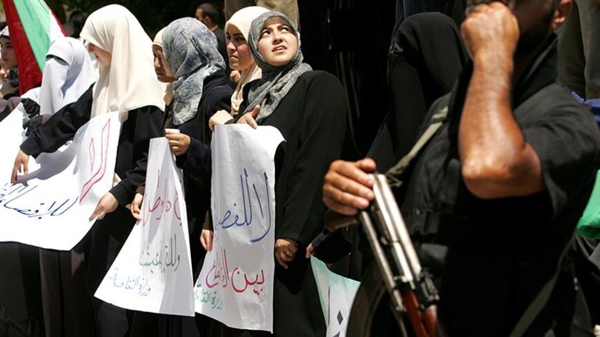Palestinian employees, who fear they would not be paid by the new emergency government formed by President Mahmoud Abbas, attend a protest in Gaza July 3, 2007. At least 23,000 employees who had been appointed since March 2006 by then Hamas-led government fear they will not be on the government's payroll for Wednesday, Palestinian officials said. REUTERS/Mohammed Salem (GAZA) - RTR1RES0