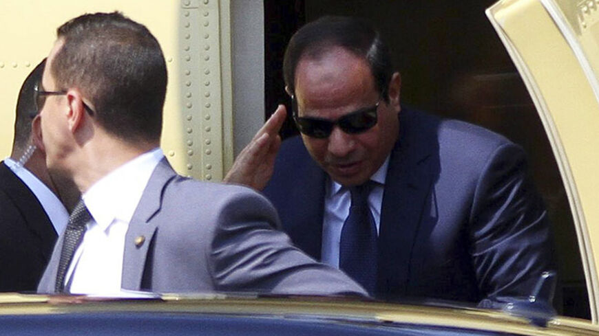 Former army chief Abdel Fattah al-Sisi arrives in a military helicopter before swearing in as Egypt's new president in a ceremony at the Supreme Constitutional Court in Cairo June 8, 2014. Sisi was sworn in as president of Egypt on Sunday in a ceremony with low-key attendance by Western allies concerned by a crackdown on dissent since he ousted Islamist leader Mohamed Mursi last year. REUTERS/Al Youm Al Sabaa Newspaper (EGYPT - Tags: POLITICS) - RTR3SQIU