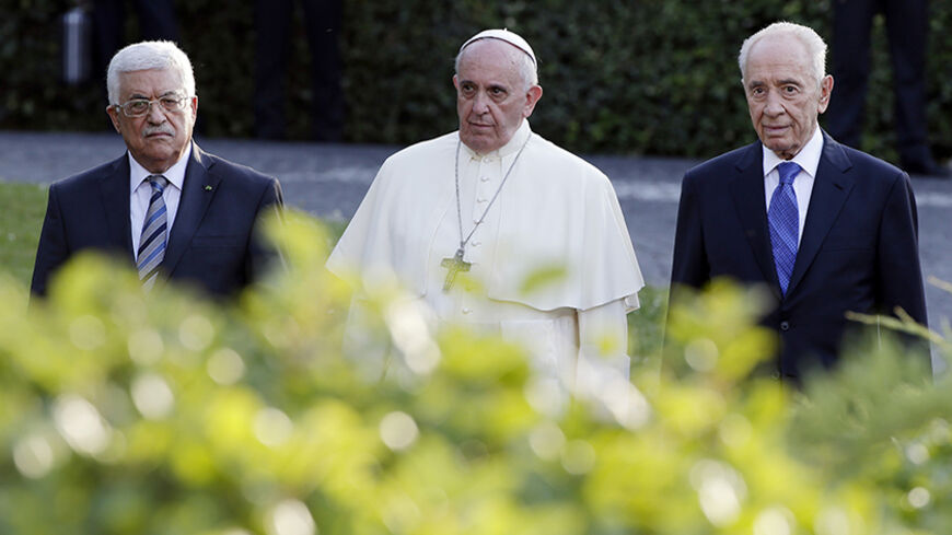 (L-R) Palestinian President Mahmoud Abbas, Pope Francis and Israeli President Shimon Peres arrive in the Vatican Gardens to pray together at the Vatican June 8, 2014. REUTERS/Max Rossi (VATICAN - Tags: RELIGION POLITICS TPX IMAGES OF THE DAY) - RTR3SRQM