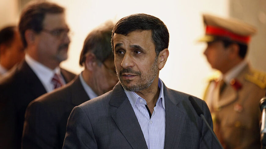 Iran's President Mahmoud Ahmadinejad (C) meets with Iraq's Vice President Khudair al-Khuzaie (not seen) during his visit in Baghdad July 18, 2013. REUTERS/Hadi Mizban/Pool (IRAQ - Tags: POLITICS) - RTX11QSK