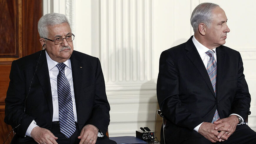 Israeli Prime Minister Benjamin Netanyahu (R) and Palestinian President Mahmoud Abbas attend an event about the Middle East peace talks in the East Room at the White House in Washington September 1, 2010.   REUTERS/Jim Young   (UNITED STATES - Tags: POLITICS) - RTR2HTCQ
