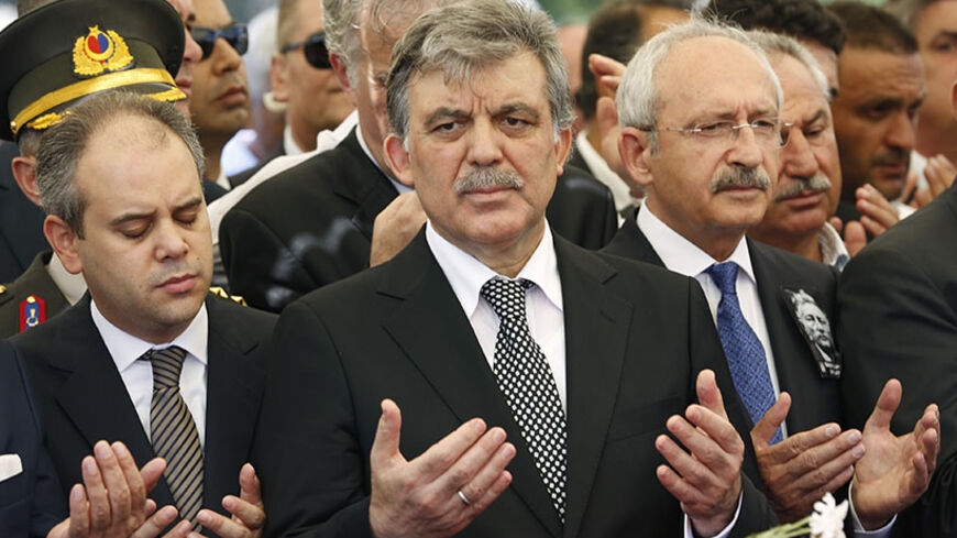 Turkey's President Abdullah Gul (C), Sports Minister Cagatay Kilic (L) and main opposition Republican People's Party (CHP) leader Kemal Kilicdaroglu (R) pray during the funeral ceremony of Besiktas Sports Club honorary president Suleyman Seba in Istanbul August 15, 2014. Former Turkish national soccer player and Besiktas Sports Club's honorary president Seba died on Wednesday at age 88 in Istanbul. REUTERS/Murad Sezer (TURKEY - Tags: POLITICS RELIGION OBITUARY SPORT SOCCER) - RTR42K5U