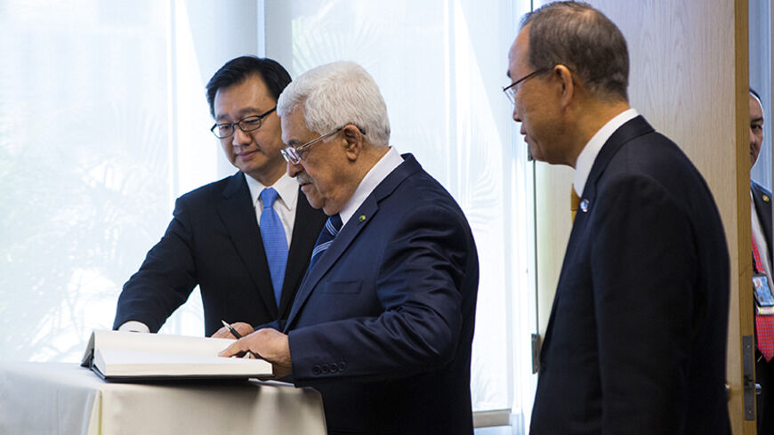 United Nations Secretary General Ban Ki-moon (R) looks on as Palestinian President Mahmoud Abbas signs a guest book during the UN General Assembly at UN Headquarters in New York September 24, 2013. REUTERS/Eric Thayer (UNITED STATES - Tags: POLITICS) - RTX13XTE