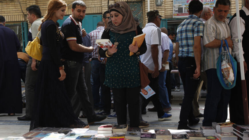 Residents shop for books at Mutanabi Street in Baghdad April 18, 2014.  REUTERS/Ahmed Saad (IRAQ - Tags: SOCIETY) - RTR3LSX2