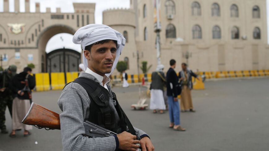 A Shi'ite Houthi rebel mans a checkpoint in Sanaa October 9, 2014. The Houthi rebels who stunned the Arab world with the sudden seizure of Yemen's capital will have to strive to cement their power in the face of well-armed rivals, a test of strength that could tip the unstable country deeper into turmoil. Picture taken on October 9, 2014. To match Insight YEMEN-SECURITY. REUTERS/Khaled Abdullah (YEMEN - Tags: POLITICS CIVIL UNREST) - RTR4AAW1