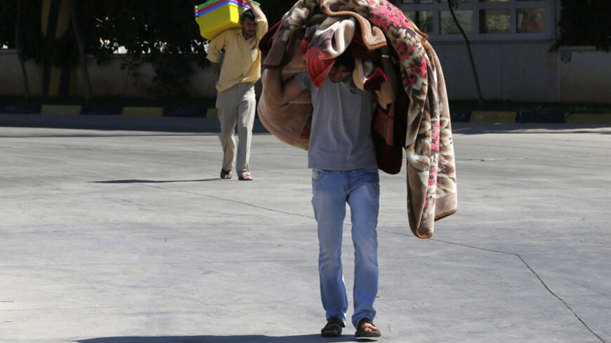 Syrians enter Turkey from the Turkish Cilvegozu border gate, located opposite Syrian commercial crossing point Bab al-Hawa in Reyhanli, Hatay province, September 13, 2013. REUTERS/Umit Bektas (TURKEY - Tags: POLITICS CONFLICT SOCIETY IMMIGRATION) - RTX13JU1