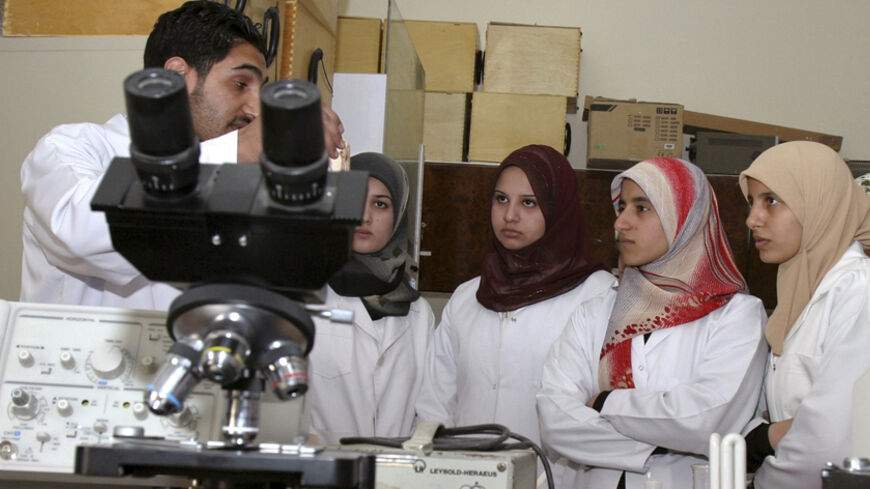 An Iraqi professor gives lessons to medical students in the laboratory of the College of Medicine in Kerbala University, 110 km (68 miles) south of Baghdad October 30, 2007.      REUTERS/Mushtaq Muhammad  (IRAQ) - RTR1VHD1