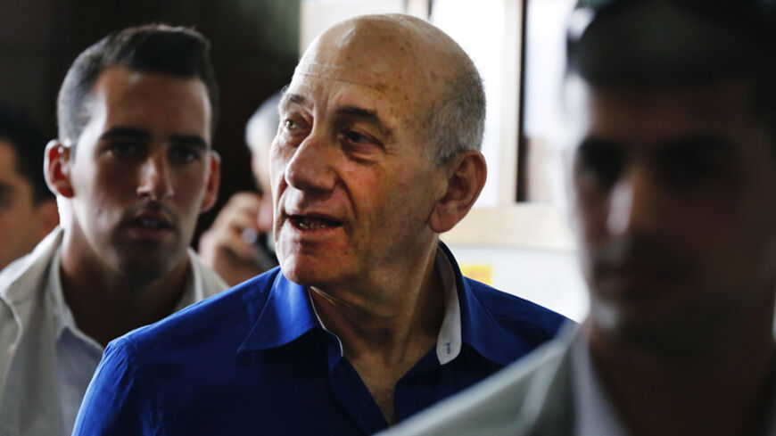 Former Israeli Prime Minister Ehud Olmert (C) leaves Tel Aviv District Court May 13, 2014. Olmert was sentenced to six years in jail on Tuesday for taking bribes in a massive real estate deal, a crime the judge said was akin to treason. REUTERS/Finbarr O'Reilly (ISRAEL - Tags: POLITICS CRIME LAW TPX IMAGES OF THE DAY) - RTR3OW3Q