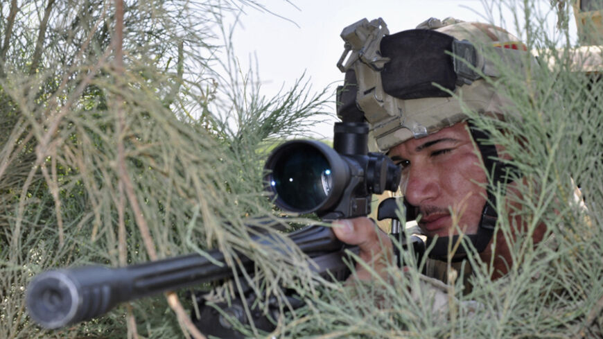 An Iraqi security forces soldier aims his weapon as he takes up position during a patrol in the town of Jurf al-Sakhar, south of Baghdad, July 19, 2014. Picture taken July 19, 2014. REUTERS/Stringer (IRAQ - Tags: CIVIL UNREST POLITICS MILITARY) - RTR3ZKVM