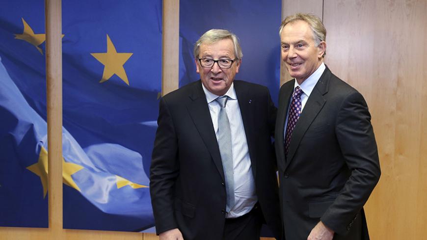 European Commission President Jean-Claude Juncker poses with Quartet Representative to the Middle East and former British Prime Minister Tony Blair (R) ahead of a meeting at the EU Commission headquarters in Brussels January 20, 2015.      REUTERS/Francois Lenoir (BELGIUM - Tags: POLITICS) - RTR4M5XT