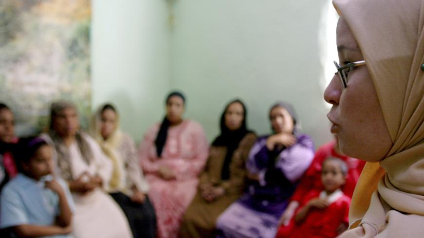 A counsellor talks to a group of women to try to convince them that they should not have FGM (Female Genital Mutilation) performed on their daughters in Minia, Egypt June 13, 2006. To match feature: HEALTH CIRCUMCISION/EGYPT. Picture taken June 13, 2006 REUTERS/Tara Todras-Whitehill (EGYPT) - RTX12LR