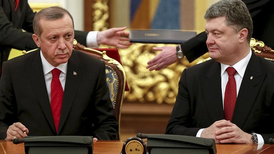 Ukrainian President Petro Poroshenko (R) and Turkey's President Tayyip Erdogan attend a signing ceremony in Kiev March 20, 2015.  REUTERS/Gleb Garanich - RTR4U7NX