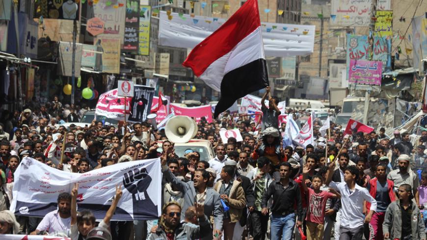 Anti-Houthi protesters demonstrate in Yemen's central city of Ibb March 14, 2015. The rise to power of the Iran-backed Houthis since September has deepened divisions in Yemen's already complex web of political and religious allegiances, and left it increasingly cut off from the world. REUTERS/Mohammed al-Moailme (YEMEN - Tags: CIVIL UNREST POLITICS) - RTR4TBWW