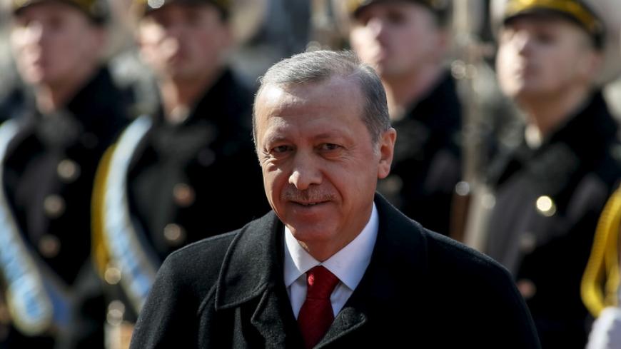 Turkey's President Tayyip Erdogan takes part in a welcoming ceremony in Kiev March 20, 2015.  REUTERS/Gleb Garanich - RTR4U5UG