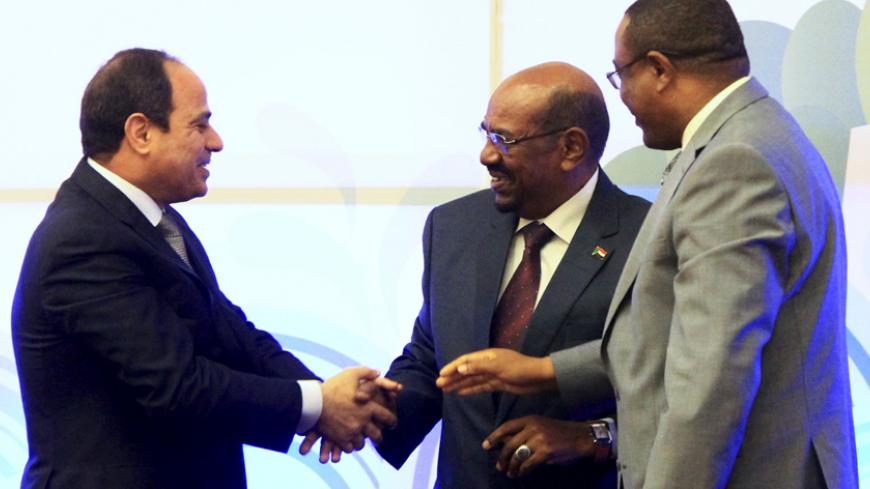 Sudanese President Omar Hassan al-Bashir (C) shakes hands with his Egypian counterpart Abdel Fattah al-sisi and Ethiopian Prime Minister Hailemariam Desalegn after signing an Agreement on the Declaration of Principles on the Grand Ethiopian Renaissance Dam Project in Khartoum March 23, 2015. The leaders of Egypt, Ethiopia and Sudan signed a cooperation deal on Monday over a giant Ethiopian hydroelectric dam on a tributary of the river Nile, in a bid to ease tensions over regional water supplies. The leaders