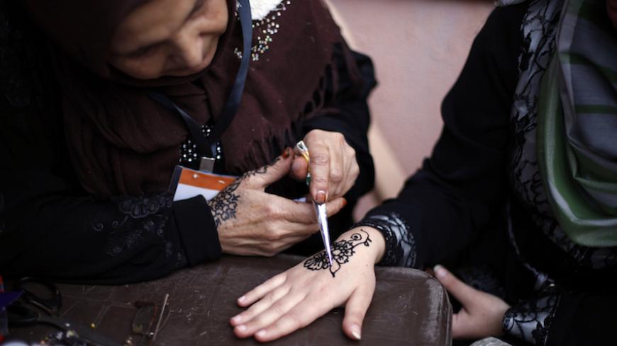 A Palestinian bride has her hand decorated with a traditional henna design in Khan Younis in the southern Gaza Strip November 27, 2013. REUTERS/Ibraheem Abu Mustafa (GAZA - Tags: SOCIETY) - RTX15URG