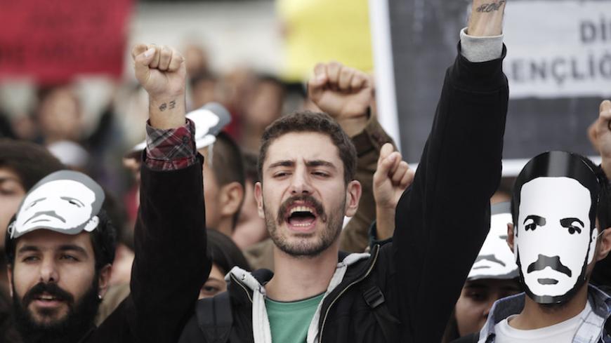 University students shout anti-government slogans during a protest against Turkey's High Education Board in Istanbul November 6, 2013. REUTERS/Osman Orsal (TURKEY - Tags: CIVIL UNREST POLITICS EDUCATION) - RTX152FB