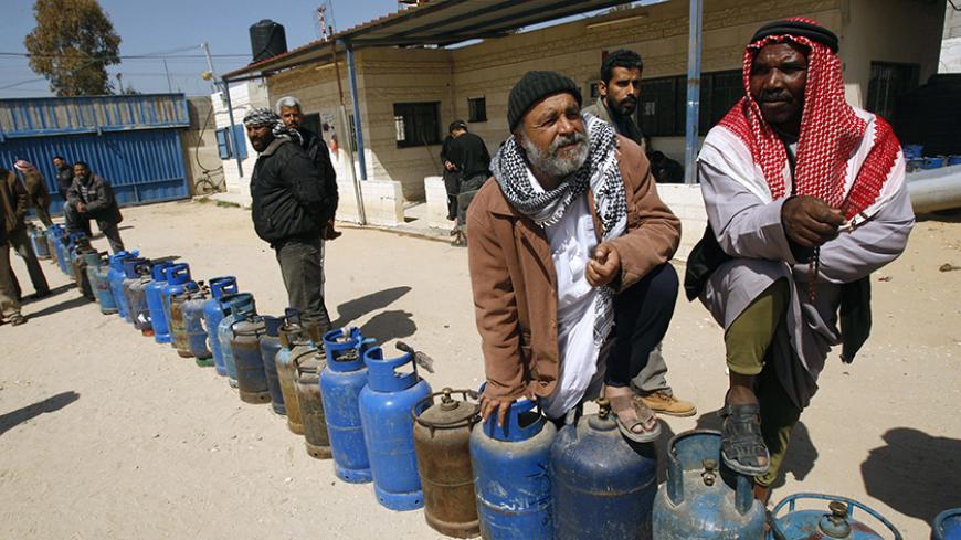 Palestinians wait to fill gas cylinders at a gas filling station in Khan Younis in the southern Gaza Strip March 8, 2012.
 REUTERS/Ibraheem Abu Mustafa (GAZA - Tags: ENERGY SOCIETY) - RTR2Z12V