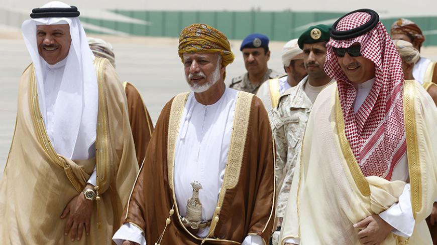 Oman's Foreign Minister Yusuf bin Alawi bin Abdullah (C) arrives to attend the Gulf Cooperation Council (GCC) meeting in Riyadh, Saudi Arabia, April 30, 2015. Leaders from the GCC group of countries arrive in Saudi Arabia to discuss the ongoing conflict in neighbouring Yemen, Iran's nuclear programme and prepare for a summit with U.S. President Barack Obama next month.  REUTERS/Faisal Al Nasser - RTX1AZJK