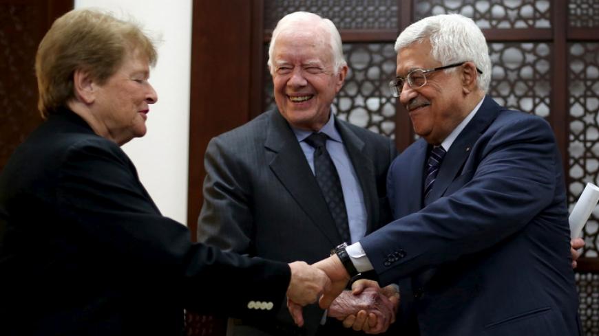 Palestinian President Mahmoud Abbas (R) shakes hands with former U.S. president Jimmy Carter (C) and former prime minister of Norway Gro Harlem Brundtland during their meeting in the West Bank city of Ramallah May 2, 2015. REUTERS/Abbas Momani/Pool  - RTX1B7U7