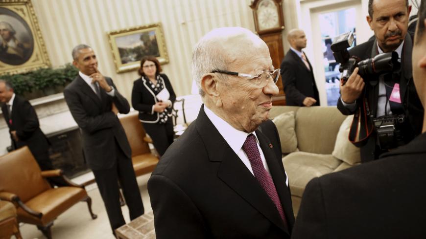 Tunisia's President Beji Caid Essebsi (C) walks toward journalists and members of his staff after talking to reporters following his meeting with U.S. President Barack Obama in the Oval Office at the White House in Washington May 21, 2015.  REUTERS/Jonathan Ernst - RTX1E06N