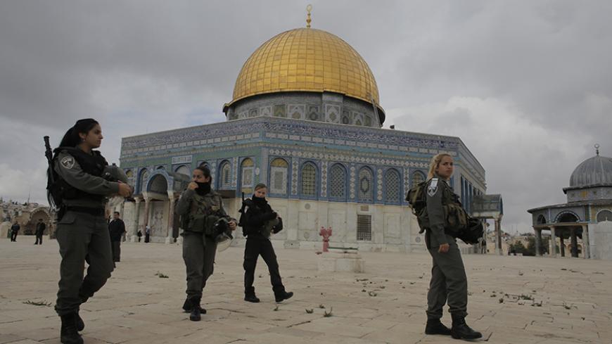 Israeli border police officers walks in front of the Dome of the Rock on the compound known to Muslims as Noble Sanctuary and to Jews as Temple Mount in Jerusalem's Old City November 5, 2014. Israeli security forces hurling stun grenades clashed with Palestinian stone-throwers at al-Aqsa mosque - a confrontation that has played out frequently over the past several weeks. REUTERS/Ammar Awad (JERUSALEM - Tags: POLITICS CIVIL UNREST RELIGION) - RTR4CY31