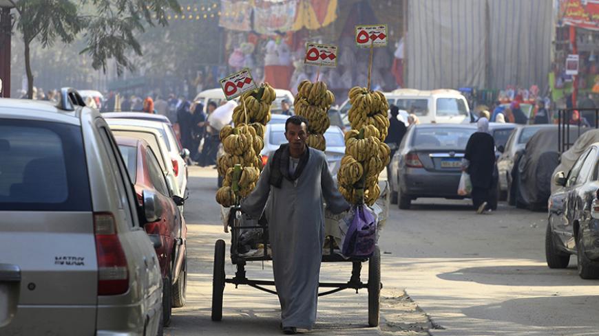 A  street vendor sells bananas close to a market in Cairo, December 30, 2014. REUTERS /Mohamed Abd El Ghany (EGYPT - Tags: SOCIETY) - RTR4JMWK