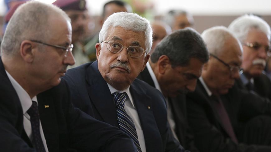 Palestinian President Mahmoud Abbas (2nd L) attends Friday prayers in a mosque in the West Bank city of Jericho May 1, 2015. REUTERS/Ammar Awad - RTX1B4FL