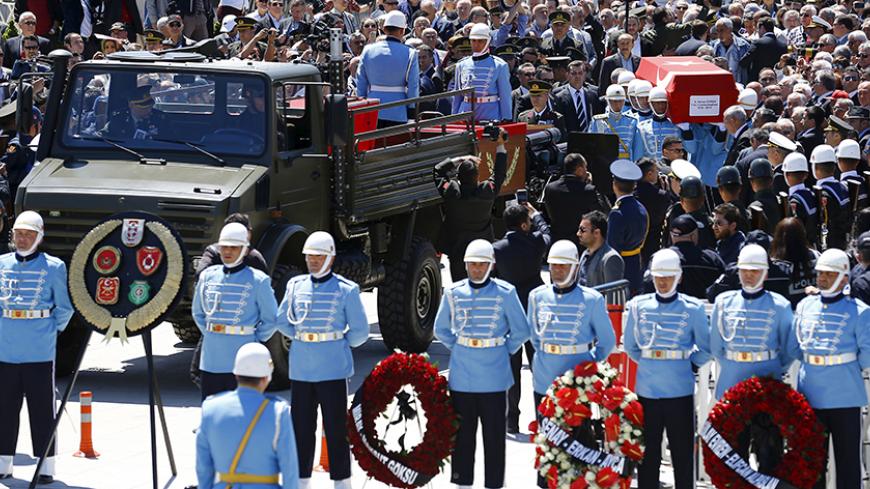 Soldiers carry the coffin of Turkey's former army chief and president Kenan Evren during his funeral in Ankara, Turkey, May 12, 2015. Kenan Evren, who led a 1980 coup and came to symbolize the military's decades-long dominance over politics, died at 97 on May 9, 2015. REUTERS/Umit Bektas  - RTX1CL3P