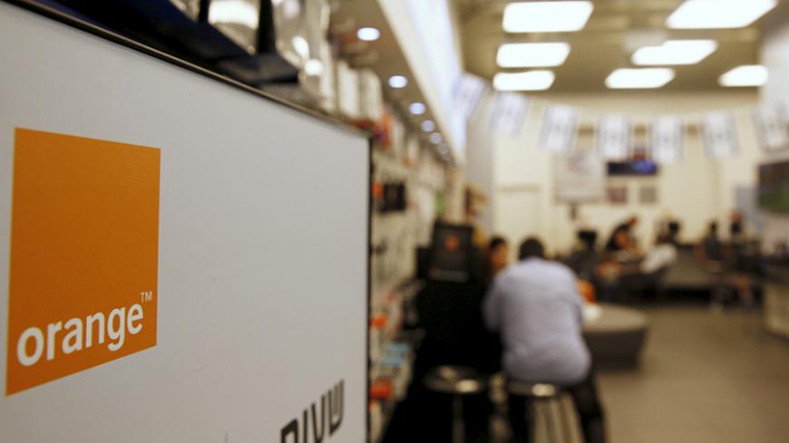 The logo of the Orange mobile company is seen in a store at a Jerusalem mall June 5, 2015. Israel protested to France on Thursday after the head of partly state-owned French telecom giant Orange said it intended to end a brand licensing deal with an Israeli firm, drawing accusations it was bending to a pro-Palestinian boycott movement. REUTERS/Ronen Zvulun  - RTX1F7DB