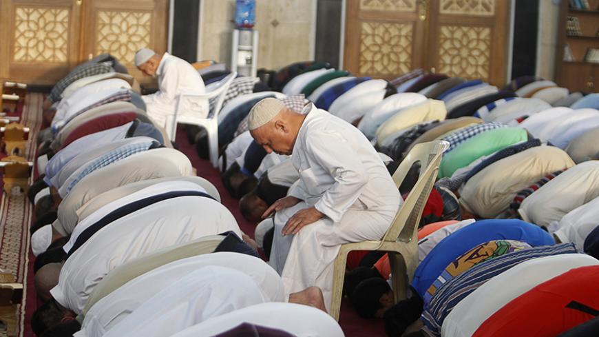 Sunni worshippers attend prayers during Eid al-Fitr as they mark the end of the fasting month of Ramadan, at a Sunni mosque in Baghdad July 28, 2014.      REUTERS/Ahmed Saad (IRAQ - Tags: RELIGION) - RTR40CC0
