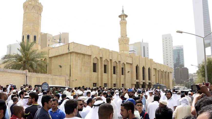 Crowds surround the Imam Sadiq Mosque after a bomb explosion following Friday prayers, in the Al Sawaber area of Kuwait City June 26, 2015. Four people were killed in the suicide attack on Friday on the Shi'ite Muslim mosque in Kuwait City, the governor of Kuwait City Thabet al-Muhanna said.  REUTERS/Jassim Mohammed - RTX1HWP4
