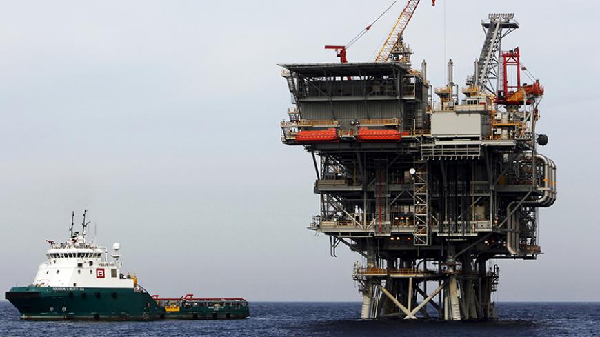 An Israeli gas platform, controlled by a U.S.-Israeli energy group, is seen in the Mediterranean sea, some 15 miles (24 km) west of Israel's port city of Ashdod, in this file picture taken February 25, 2013. Prime Minister Benjamin Netanyahu has won more time to overcome a political hurdle after parliament postponed a vote on authorising the government to secure a deal on developing Israel's natural gas fields. Picture taken February 25, 2013. REUTERS/Amir Cohen/Files - RTX1IDQI