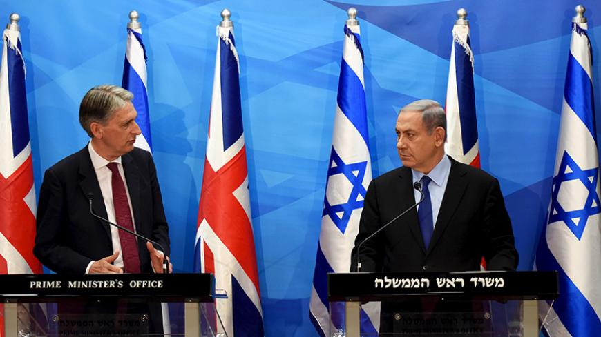 British Foreign Secretary Philip Hammond (L) and Israeli Prime Minister Benjamin Netanyahu deliver joint statements to the media in Jerusalem July 16, 2015. REUTERS/Debbie Hill/Pool - RTX1KKOC