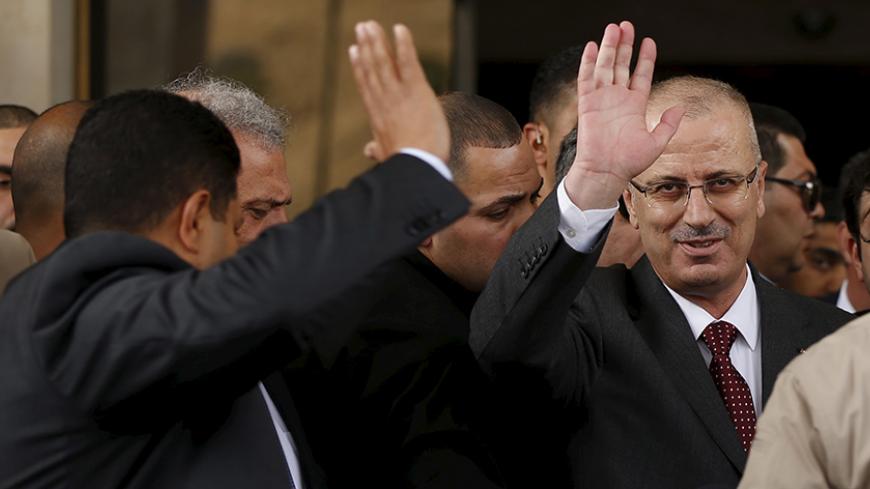 Palestinian Prime Minister Rami Hamdallah (R) waves during a news conference in Gaza City March 25, 2015. Hamdallah, who arrived to Gaza on Wednesday, urged donor countries to fulfill their financial obligations for the reconstruction of Gaza. REUTERS/Mohammed Salem







 - RTR4UTGE