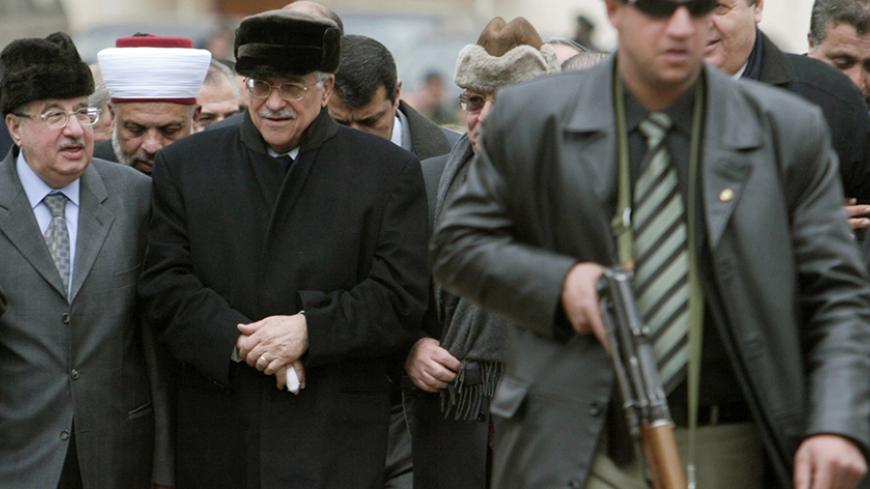 Mahmoud Abbas and parliament speaker Saleem al-Zanoun (L) walks to the tomb of Yasser Arafat after being sworn in as Palestinian president in the West Bank city of Ramallah January 15, 2005. Abbas called for a cease-fire with Israel and talks on a final peace settlement, but the ceremony at the battered West Bank compound was overshadowed by Israel's decision to cut all contacts with the Palestinians after militants killed six Israelis. REUTERS/Chris Helgren  CLH/AA - RTRKKRR