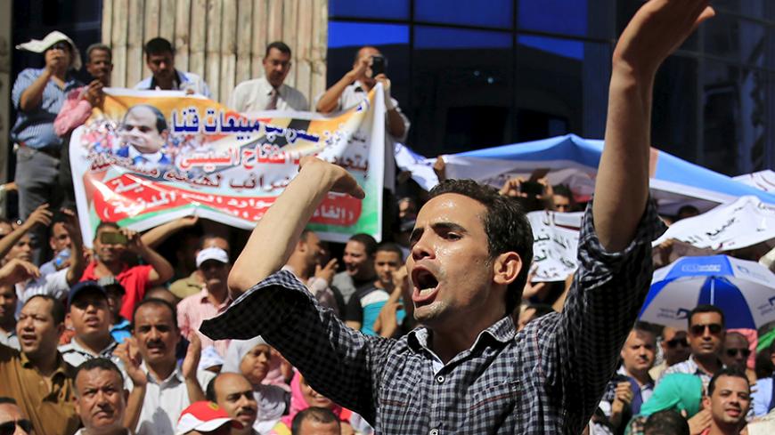Staff and workers of Egypt's Ministry of Finance Tax Authority shout slogans against Finance Minister Hany Kadry Dimian and the government during a protest in front of the Syndicate of Journalists in Cairo, August 10, 2015. Trade union workers staged the protest to demand the abolition of the Civil Service Law and a minimum and a maximum wage for public servants, local media reported.  REUTERS/Amr Abdallah Dalsh - RTX1NS60